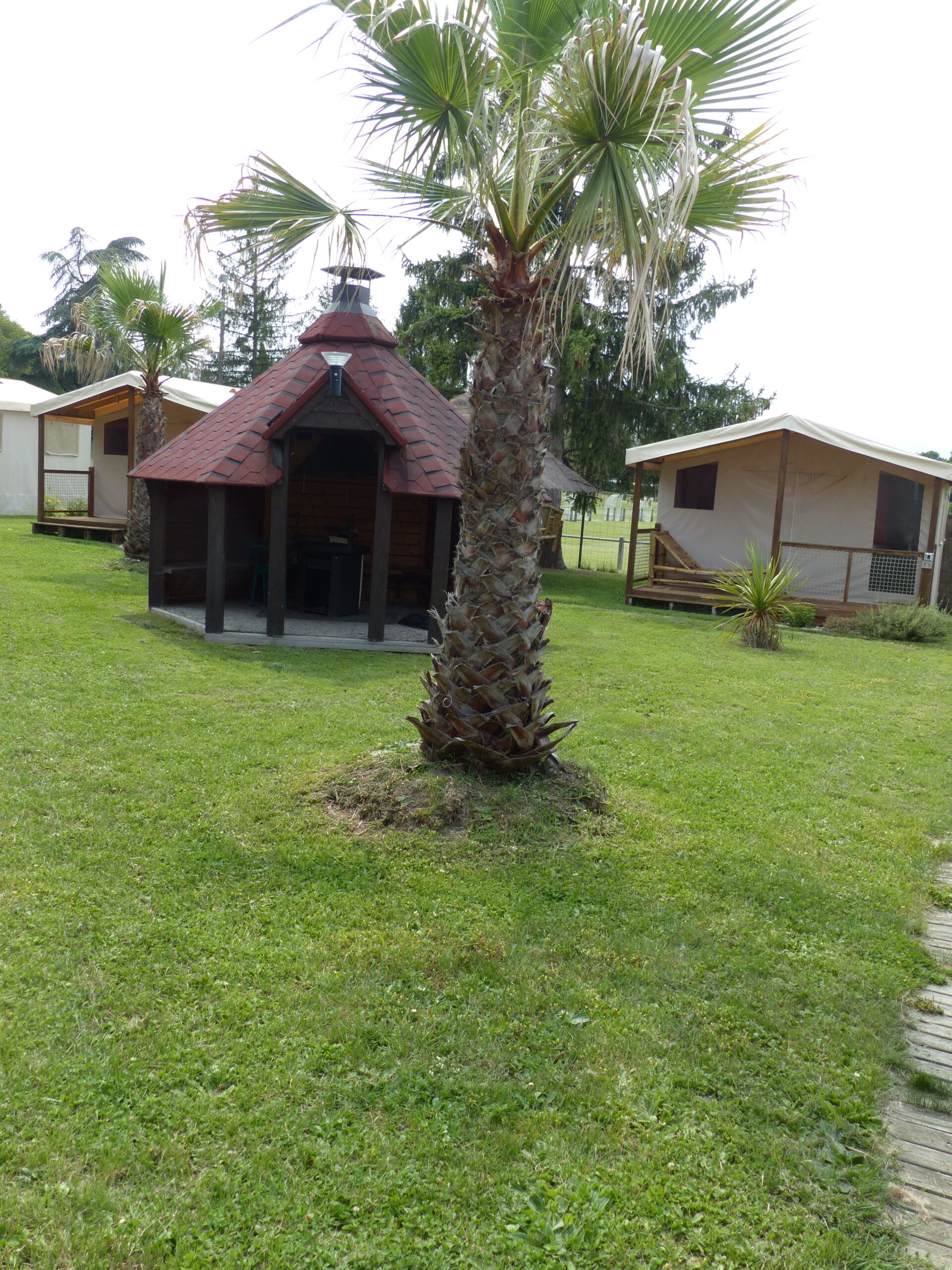 Tentes africaines / lodges avec bloc sanitaire / 4 personnes